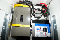 Fertige Elektroinstallation im Schrank rechts nebem der Tür