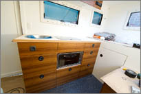 Der Küchenblock ist verschraubt  - die Schubladen passen!