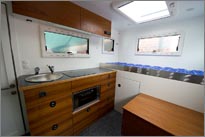 Die Bettkonstruktion ist fertig, die Küchenarbeitsplatte fest eingebaut.