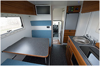 Blick auf die Sitzgruppe incl. Durchgang ins Fahrerhaus