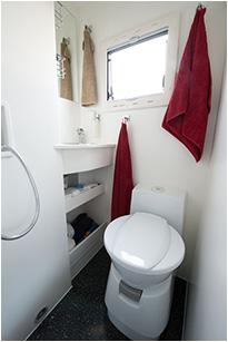 Das komplette Badezimmer - die Dusche befindet sich vor der Toilette!