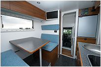 Blick auf die Sitzgruppe incl. Durchgang ins Fahrerhaus