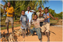 Brennholz verkaufende Kinder am Straßenrand, Mosambik