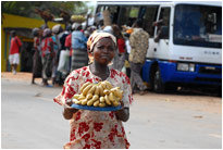 Fliegende Händler am Straßenrand, Mosambik