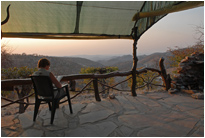 Entspannen auf der Terasse des "Camp Aussicht", Namibia