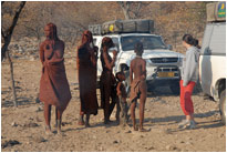 Himbadorf am Wegesrand, Kaokoveld Namibia