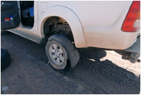 Reifenpanne Nr. 6 - das ist wohl ein Totalschaden, [Namibia]