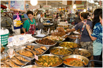 Kulinarische Leckereien auf einem der vielen Märkte Bangkoks / Thailand