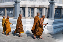 Neben tausenden von Touristen verirren sich auch mal ein paar Mönche in den Königspalast in Bangkok / Thailand