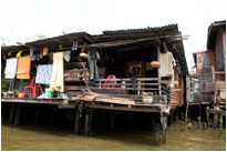 Einfachste Hütten findet man nahezu direkt im Stadtzentrum von Bangkok - ein nebeneinander von arm und reich... / Thailand
