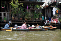 Geschäftiges Treiben auf den Klongs von Bangkok / Thailand