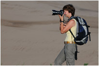 Auch Silke ist eifrig beim Betätigen des Auslösers dabei... | Great Sanddunes NP. | Colorado