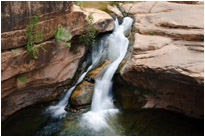 Idyllischer Wasserfall des Mill Creeks in der Nähe von Moab | Utah