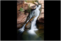 Idyllischer Wasserfall des Mill Creeks in der Nähe von Moab | Utah