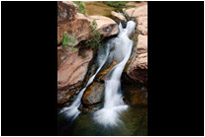Idyllischer Wasserfall des Mill Creeks in der Nähe von Moab | Utah