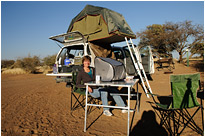 Silke beim Schreiben des Reiseberichts | Quivertree Forest | Namibia