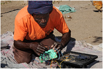 Auf dem Land hilft man sich selbst - Reperatur eines Radios | Botswana