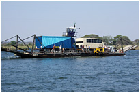 Entgegenkommende Fähre mit Overlander  | Botswana - Sambia