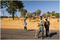 Skeptisch drein blickende Jungs.... | Sambia