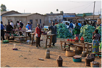 Buntes Markttreiben am Straßenrand | Malawi