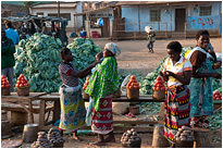 Trotz viel Armut sind die Menschen in Malawi den unendlich "reich" erscheinenden Touristen sehr freundlich gestimmt |  Malawi