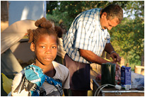 Interessante Situation - ein Ingeniuer der Telefongesellschaft wohnt auf dem Campingplatz und hat ein älteres Mädchen samt Geschwister, die sich um das Essen kochen kümmern | Mosambik