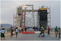 Bauarbeiten an der einzigen Brücke über den Sambesi bei Tete | Mosambik