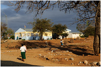 Gerade zu Schulbeginn fahren wir an einer kleinen Schule auf dem Land vorbei | Mosambik