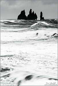 Blick auf die Felsformation Reynisdrangar
